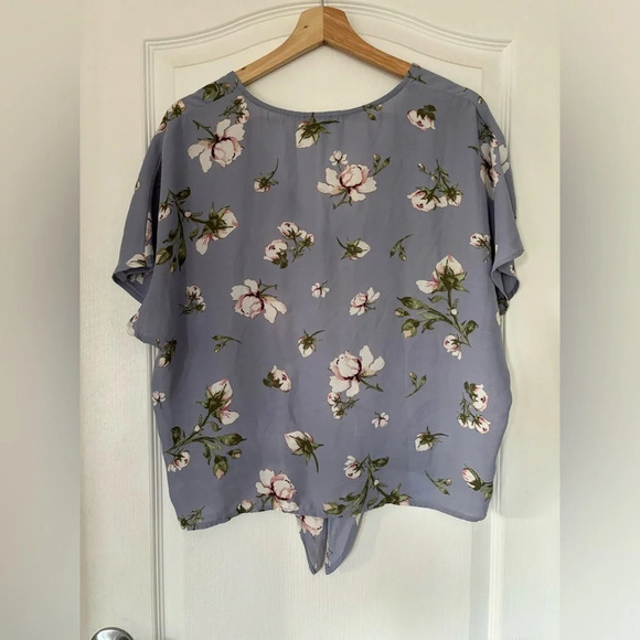 DYNAMITE Floral Top - Picture 5 of 6